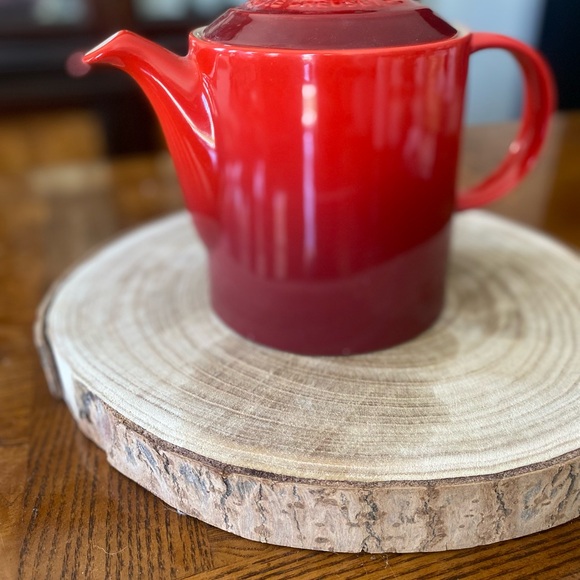 Cherry Le Creuset Grande 1.3 Liter Tea Pot - Picture 2 of 4